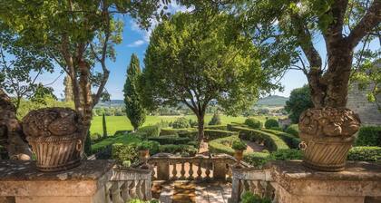 CHATEAU 5 MIN FROM PONT DU GARD AND UZES, CLASSED PARK AND PRIVATE SWIMMING POOL