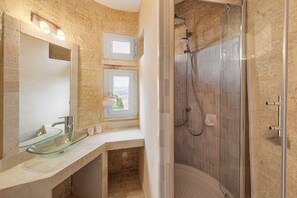 Shower, hair dryer, towels, soap - Château de Saint Siffret Listed park and private swimming pool (Saint-Siffret)