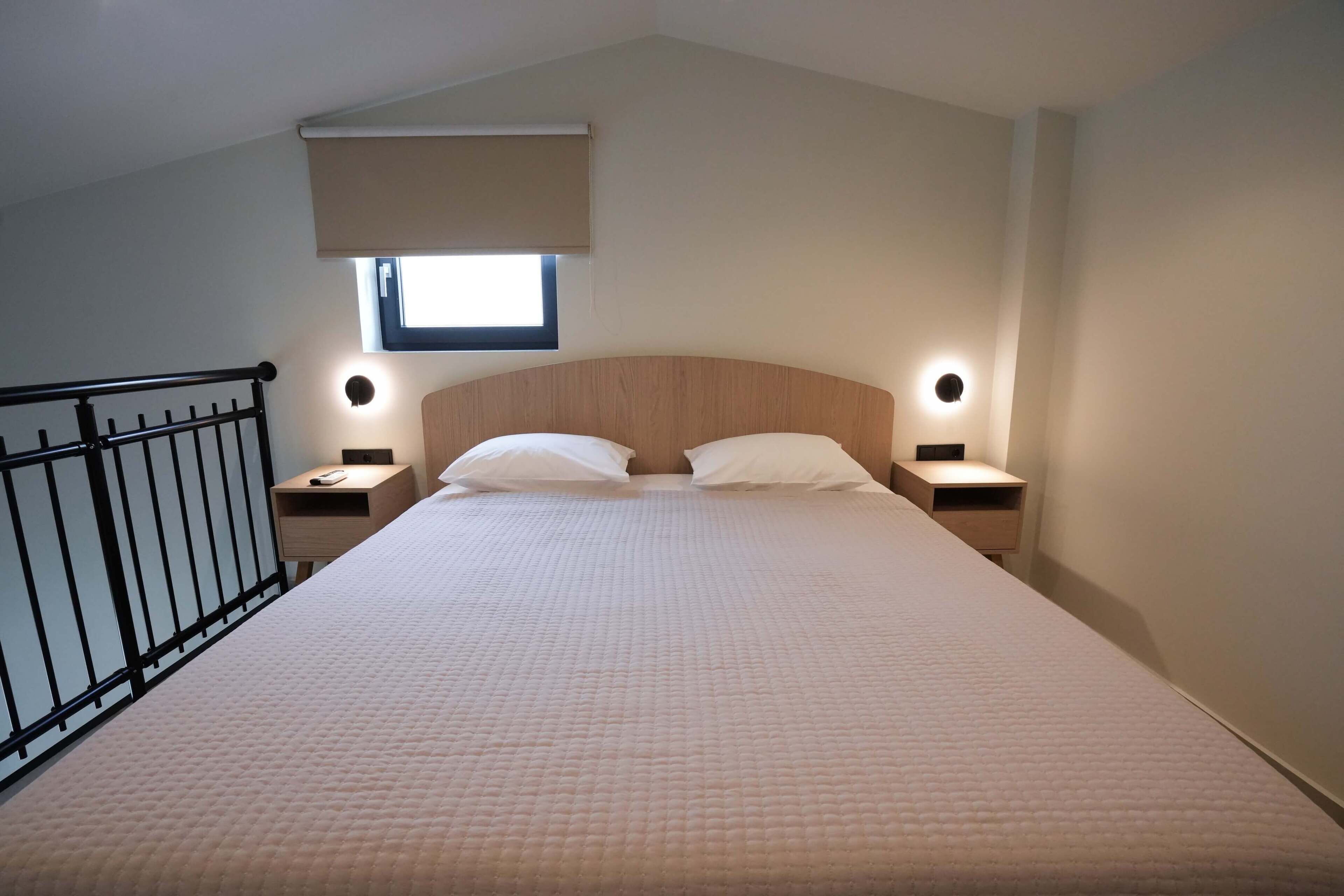 Luxury-Loft, Terrasse, Meerblick | Minibar, Zimmersafe, Schreibtisch, laptopgeeigneter Arbeitsplatz