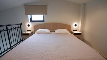 Luxury-Loft, Terrasse, Meerblick | Minibar, Zimmersafe, Schreibtisch, laptopgeeigneter Arbeitsplatz
