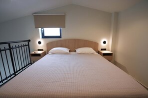 Gác Cao cấp, hiên, quang cảnh biển | Minibar, két bảo mật tại phòng, bàn 
