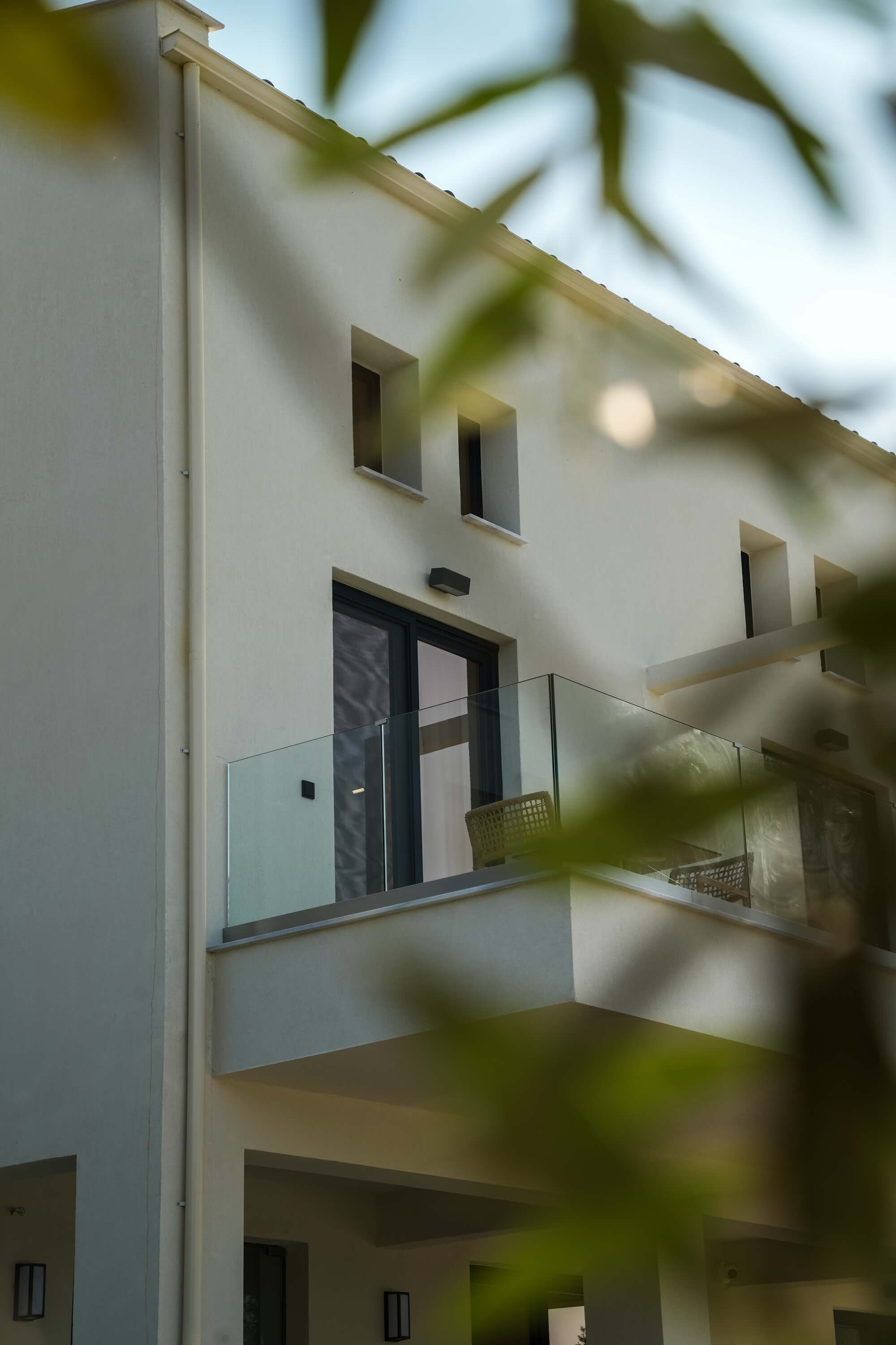 Een meerlaags gebouw met een balkon op de tweede verdieping.