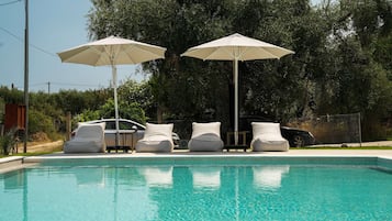 Una piscina al aire libre de temporada