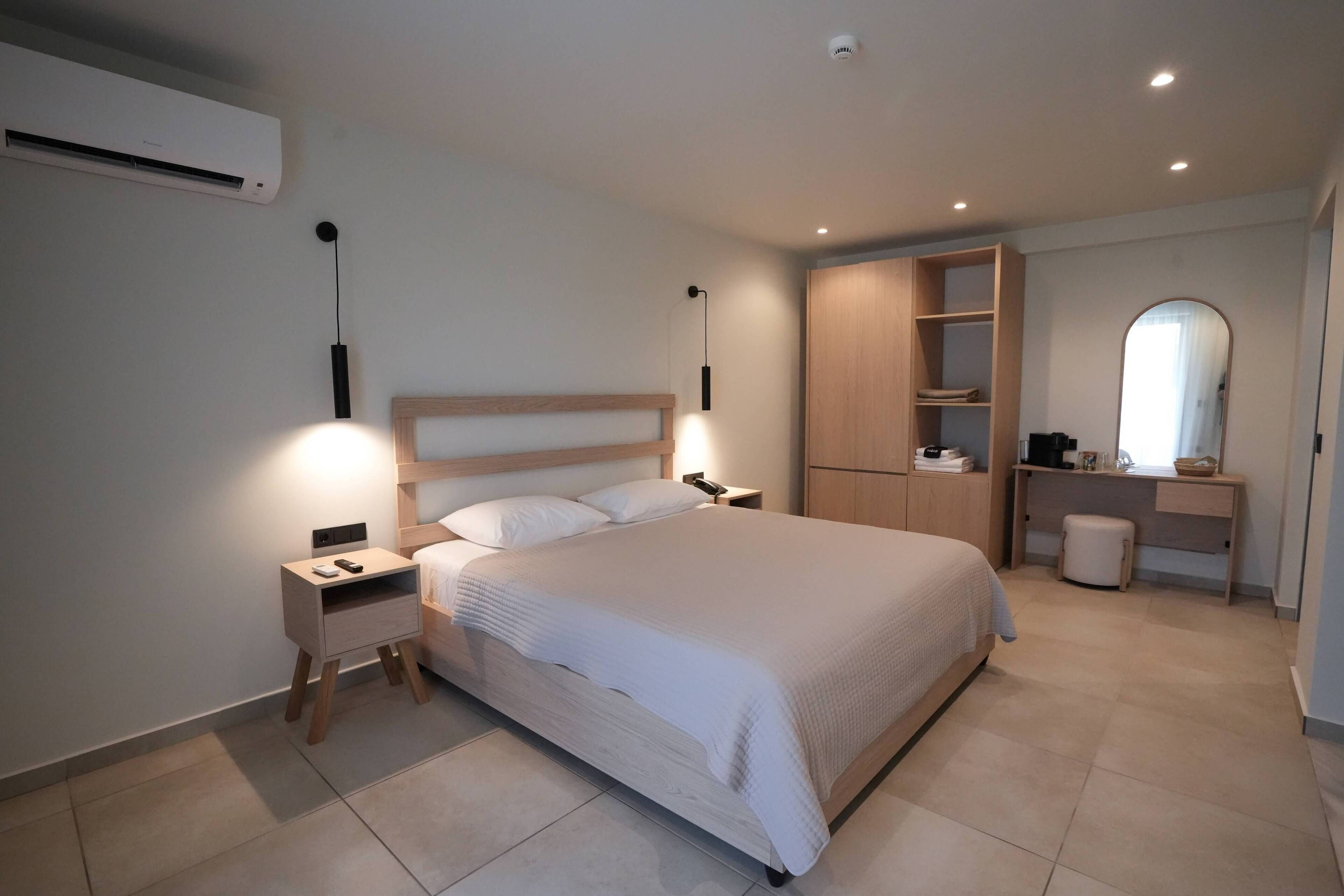 Deluxe-Doppelzimmer, Terrasse, Poolblick | Minibar, Zimmersafe, Schreibtisch, laptopgeeigneter Arbeitsplatz