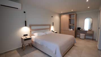 Deluxe-Doppelzimmer, Terrasse, Poolblick | Minibar, Zimmersafe, Schreibtisch, laptopgeeigneter Arbeitsplatz