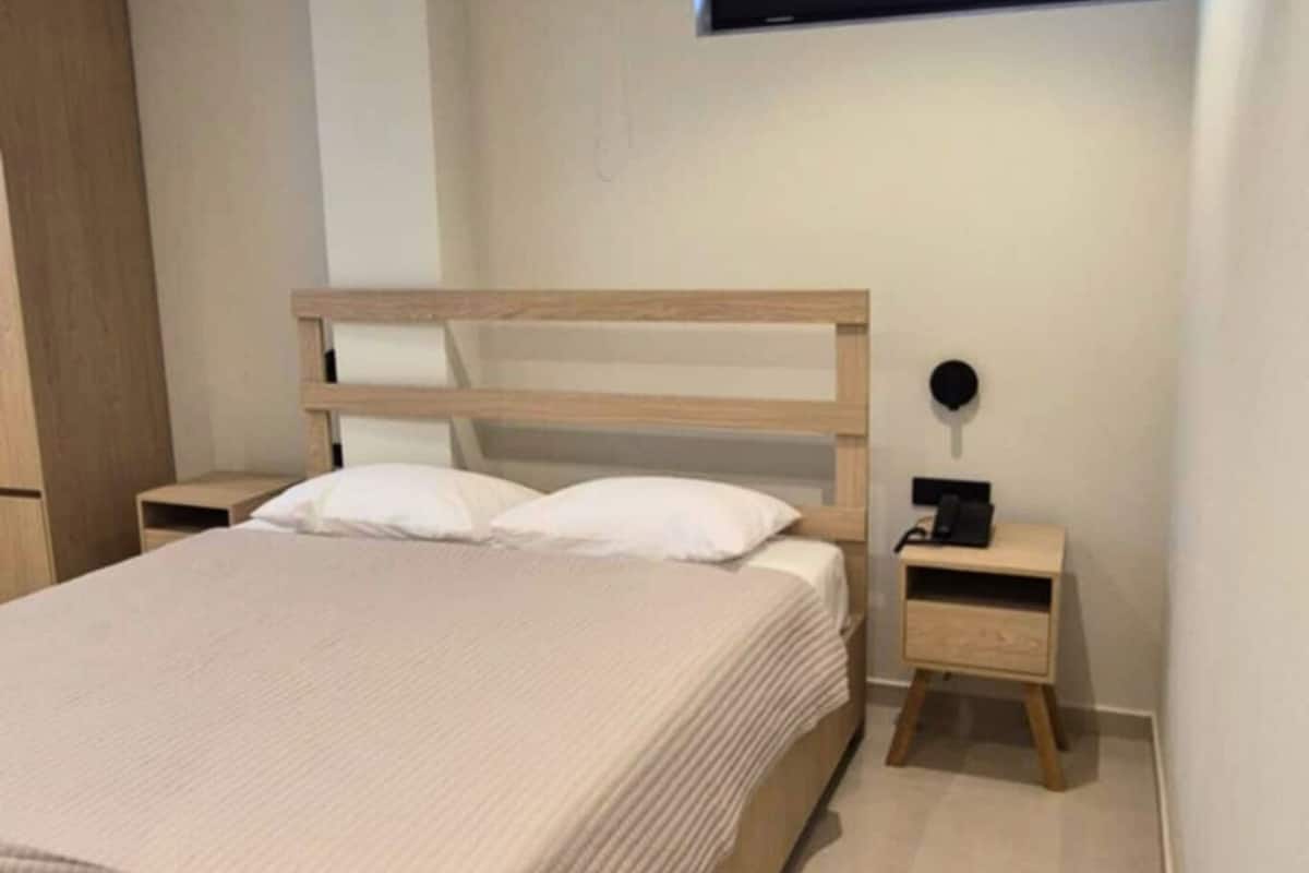 Doppia Economy, non fumatori, al piano ammezzato | 1 camera, minibar, una cassaforte in camera, una scrivania