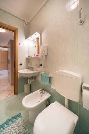 Shower, hair dryer, towels - Modern apartment with shared pool (Bibione)