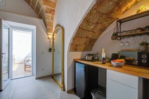 Íbúð fyrir brúðkaupsferðir - 1 svefnherbergi (Private Oasi With Spa and Pool) | Einkaeldhúskrókur | Ísskápur, eldavélarhellur, kaffivél/teketill