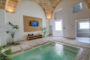 Íbúð fyrir brúðkaupsferðir - 1 svefnherbergi (Private Oasi With Spa and Pool) | Einkasundlaug