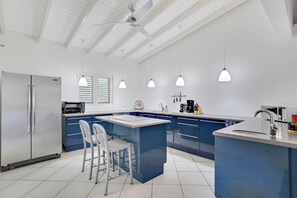 Frigorífico, horno, placa de cocina y tostadora