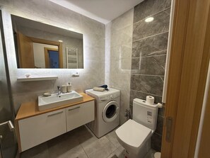 Secadora de cabello, bidet, toallas, jabón 