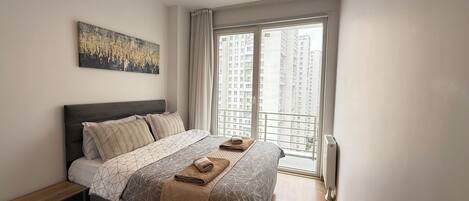 2 habitaciones, tabla de planchar con plancha, cuna de viaje y wifi