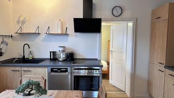 Kjøleskap, ovn, kokeplater og oppvaskmaskin