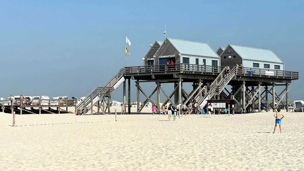 Une jetée au bord de la plage, dotée d’un poste de surveillance pour les sauveteurs et d’une plateforme d’observation.