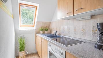 Wasserkocher mit Kaffee-/Teezubehör, Kühlschrank, Mikrowelle, Ofen