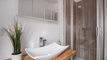 Dusche, Haartrockner, Handtücher