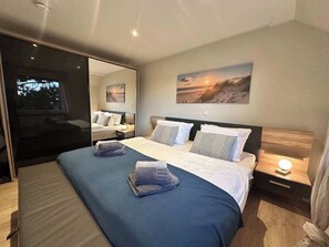 1 bedroom, desk, WiFi, bed sheets - Bright apartment at the Family Lagoon w/ balcony (Büsum)