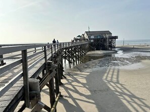 På stranden