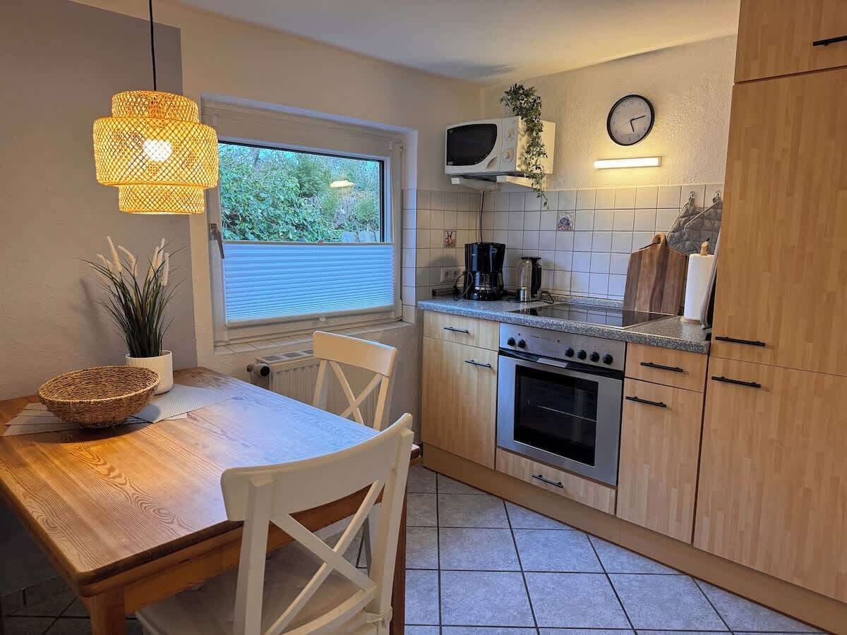 Wasserkocher mit Kaffee-/Teezubehör, Kühlschrank, Mikrowelle, Ofen