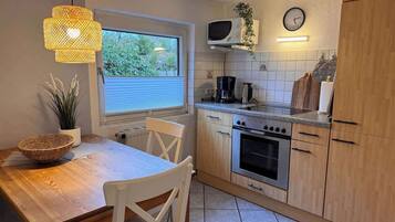 Køleskab, mikrobølgeovn, ovn, kogeplade