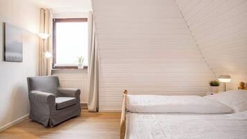 2 bedrooms, iron/ironing board, travel cot, WiFi