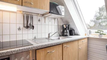 Een koelkast, een magnetron, een oven, een kookplaat