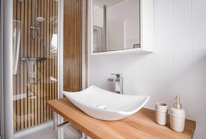 Dusche, Haartrockner, Handtücher