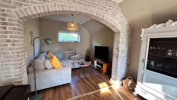 Televisión, chimenea y oficina