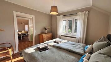 2 bedrooms, travel crib, free WiFi, bed sheets