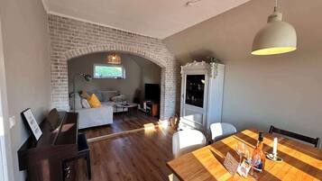 Televisión, chimenea y oficina