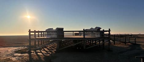 På stranden