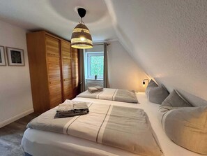 2 bedrooms, travel cot, WiFi, bed sheets