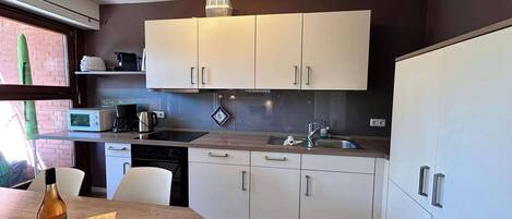 Køleskab, mikrobølgeovn, ovn, kogeplade