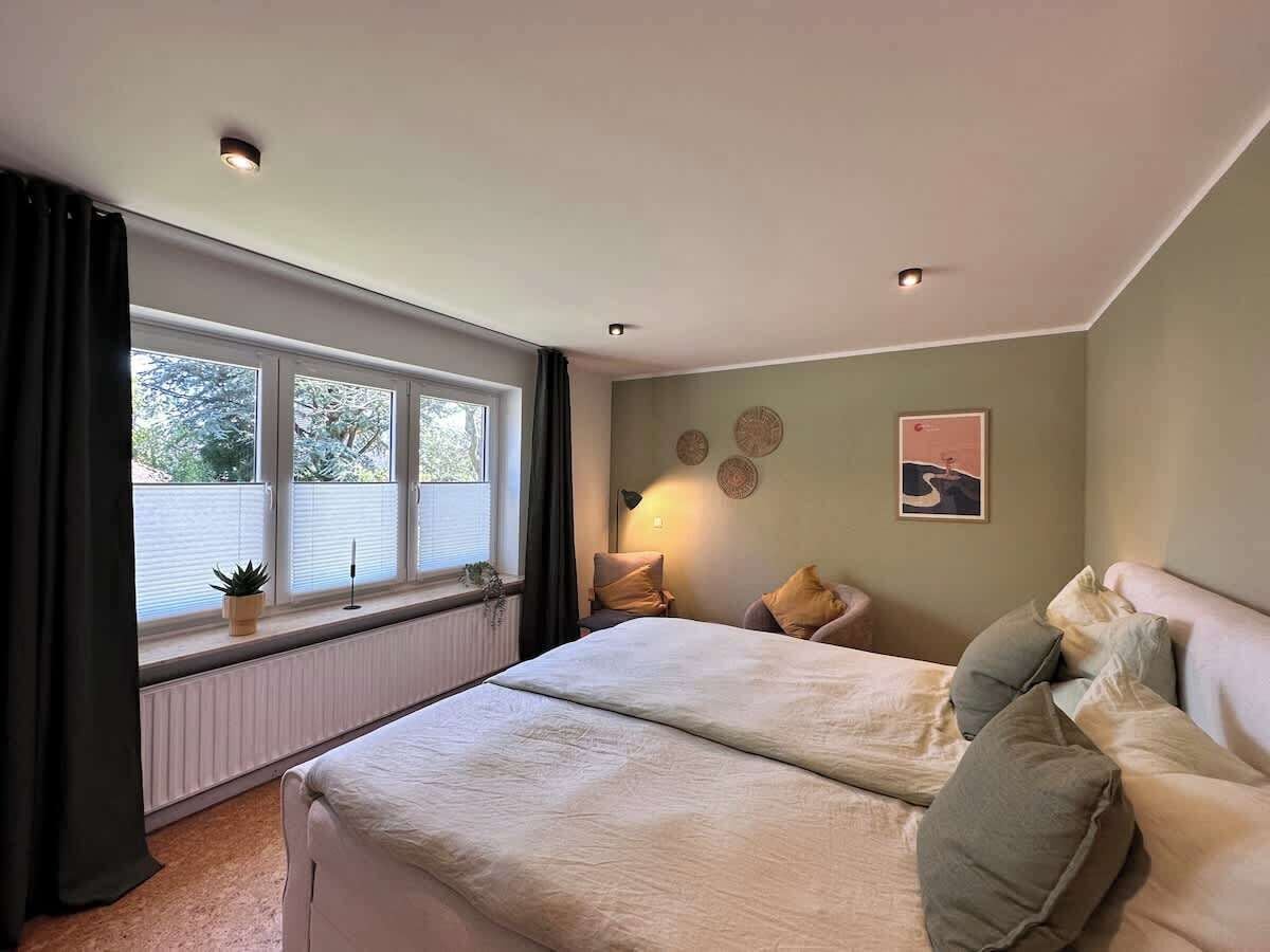 Schlafzimmer mit Blick auf das Fenster. 