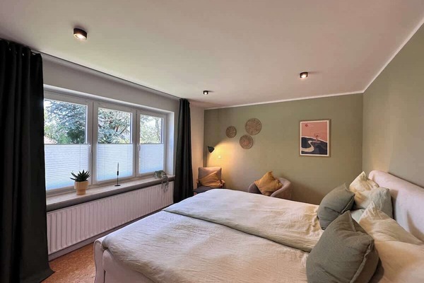 Schlafzimmer mit Blick auf das Fenster.