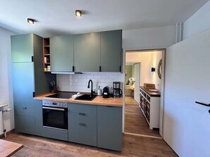 Fridge, oven, stovetop, dishwasher
