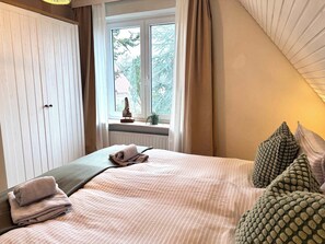 1 bedroom, travel cot, WiFi, bed sheets