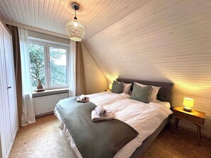 1 bedroom, travel cot, WiFi, bed sheets