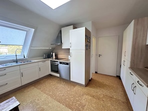 Fridge, microwave, oven, stovetop - Komfortable und hochwertige Wohnung in ruhiger Lage. Strandnah, Boxspringbett (Sankt Peter-Ording)