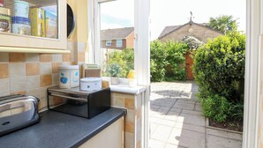 A compact kitchen with a toaster, a kettle, and a coffee maker on the counter. - 14 Shorwell (Southampton)