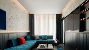 Familiesuite | Skrivebord, blendingsgardiner, lydisolert og strykejern/-brett