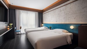 Dobbeltrom – comfort | Skrivebord, blendingsgardiner, lydisolert og strykejern/-brett