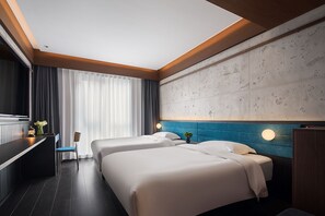 Comfort Double Room | Desk, blackout drapes, soundproofing, iron/ironing board