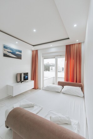 Leilighet – comfort, balkong | Oppholdsområde | Flatskjerm-TV