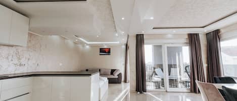 Appartement Penthouse, balcon, vue sur la ville | Aire de séjour | Téléviseur à écran plat