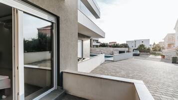 المنشأة من الخارج