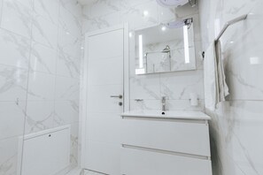 Apartamento Confort, balcón | Baño | Ducha y toallas