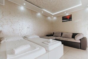 Loftsleilighet, balkong, byutsikt | Oppholdsområde | Flatskjerm-TV