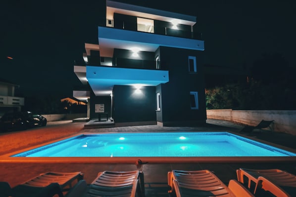 Seasonal outdoor pool - Sunshine Villa (Novalja)