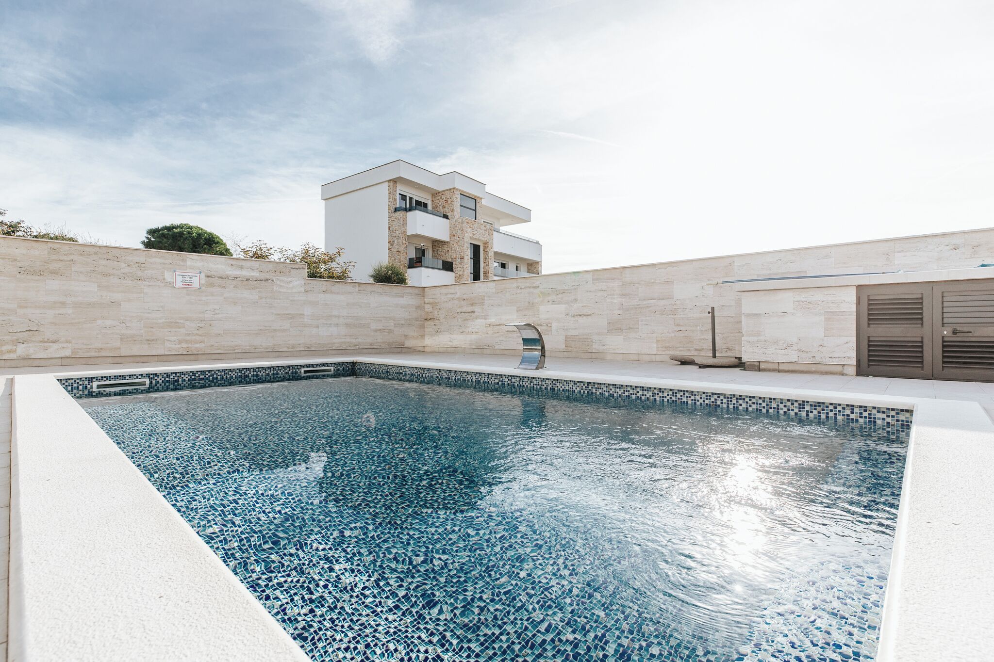 Hồ bơi ngoài trời phục vụ theo mùa 